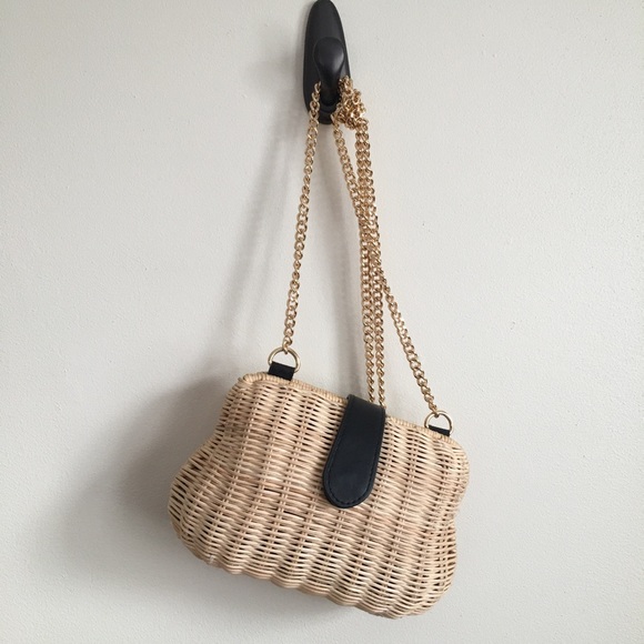 Wicker Clam Shell Purse - Picture 2 of 16